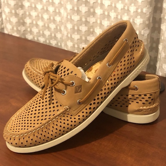 Sperry Top-Sider A//O 2-Eye Men/'s Beige Perforated Boat Shoe